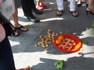 The lion cleverly arranged the fruit in a symbol of good luck for the new year.
